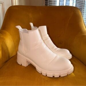 Steve Madden Women White Howler lug sole Chelsea Boot Size 9